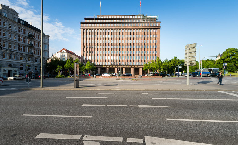 Außenansicht des Brahms Kontor Gebäudes inklusive Johannes-Brahms-Platz.