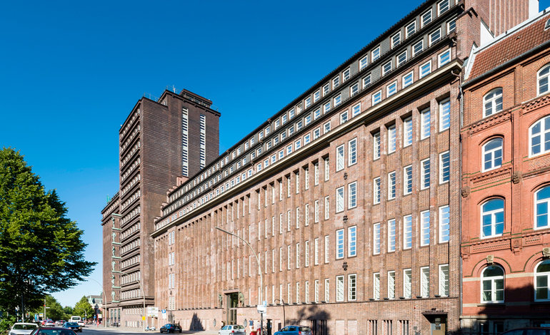 Blick auf die Fassade am Holstenwall