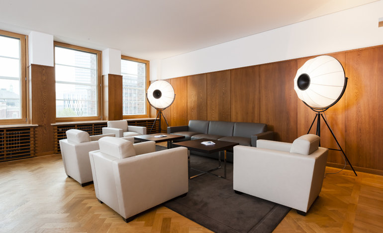 Hochwertiges Lounge-mobiliar in Leder im Raum Prelude